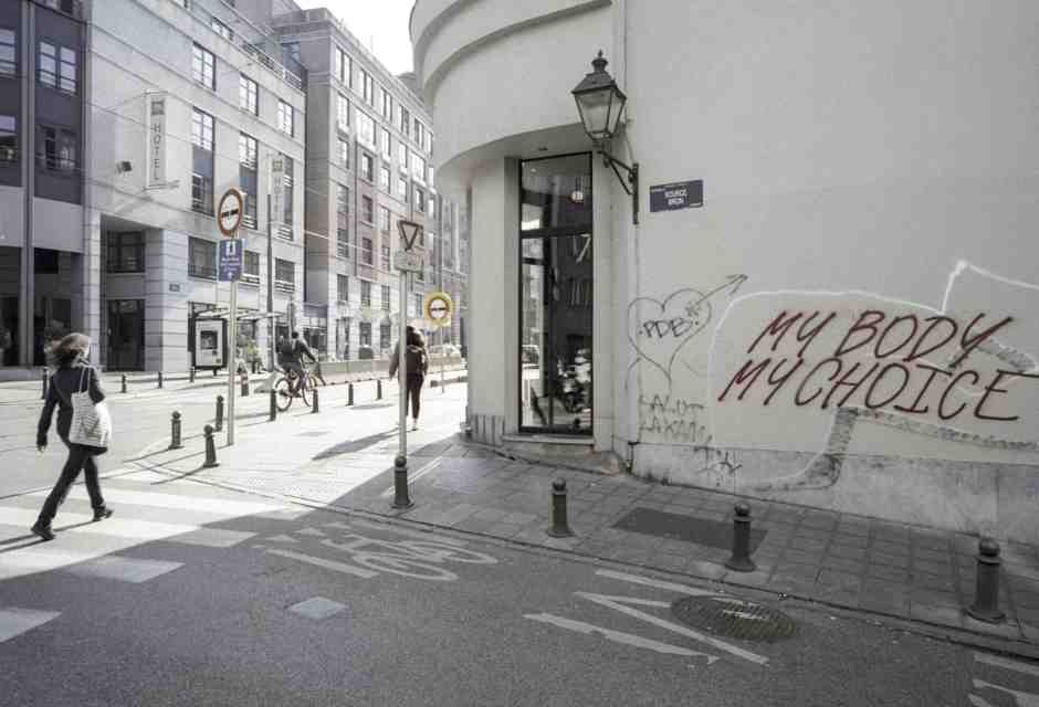 Quelle degenerazioni causate dal silenzio delle élite progressiste