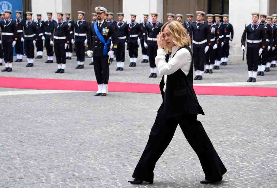 Meloni e la guerra delle risoluzioni. In Europa difende Trump, a Roma combatte con Salvini