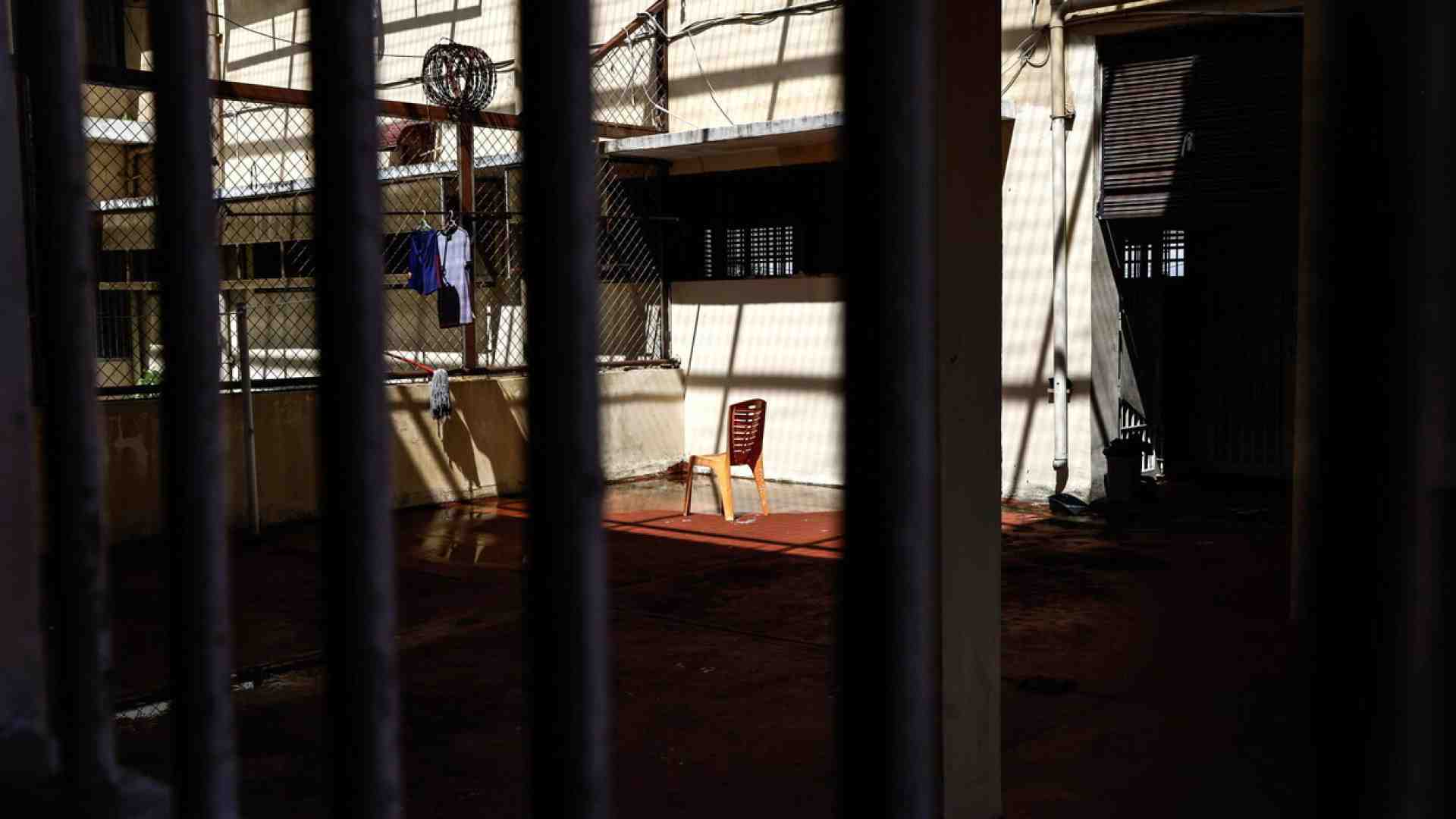 Il professore più importante d’Iran sta per essere trascinato dentro una cella di Evin