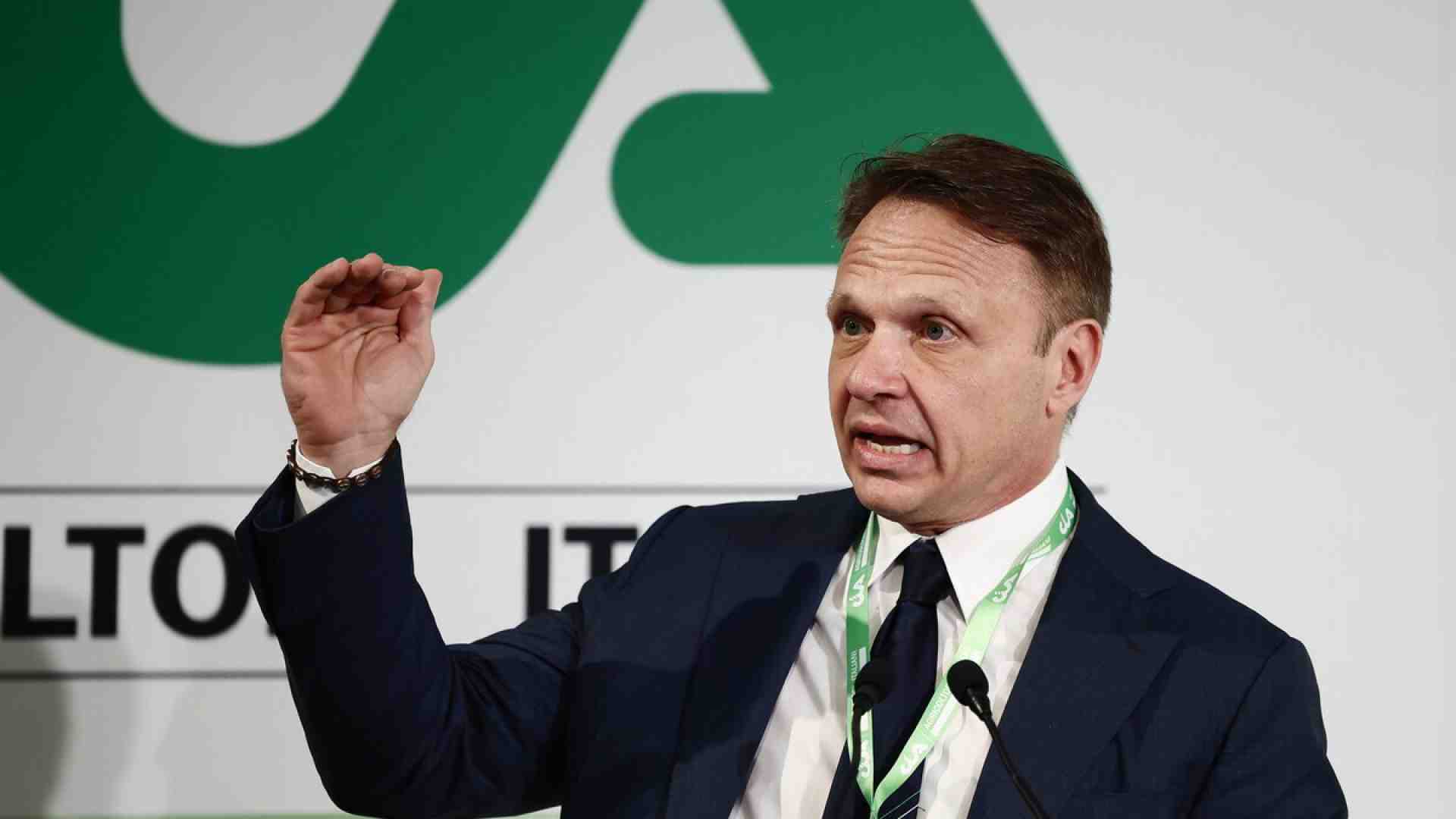 I danni dei dazi di Trump sul vino italiano spiegati a Lollobrigida