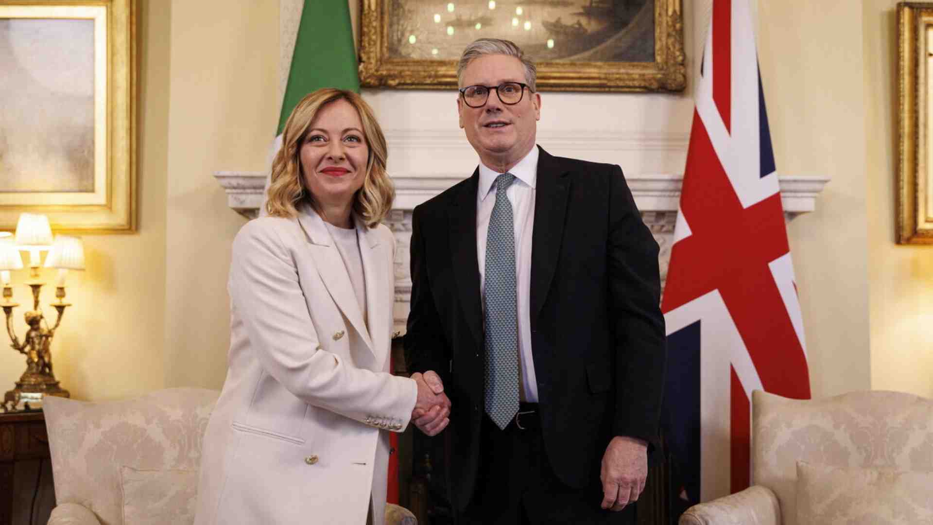 Ucraina, Meloni cambia idea: pronta a collegarsi domani alla call dei "volenterosi" di Starmer