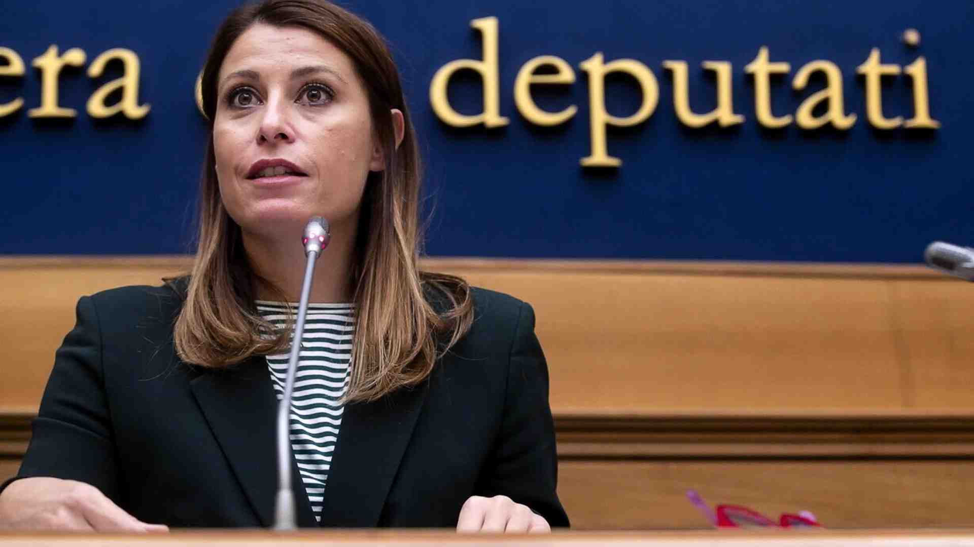 Dal frigo di Raggi all’auto di Piccolotti, fenomenologia del complotto a emissioni zero