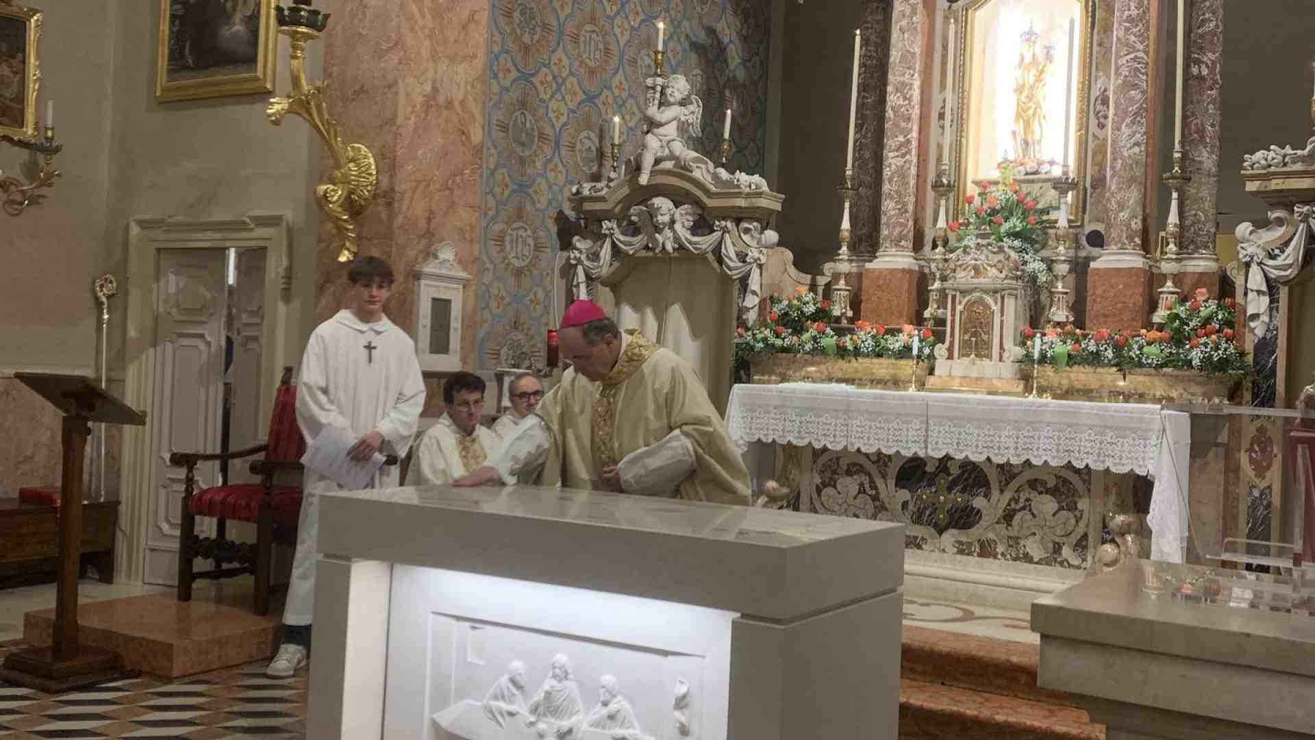 A Santa Maria in Progno risplende il nuovo altare in pietra della Lessinia