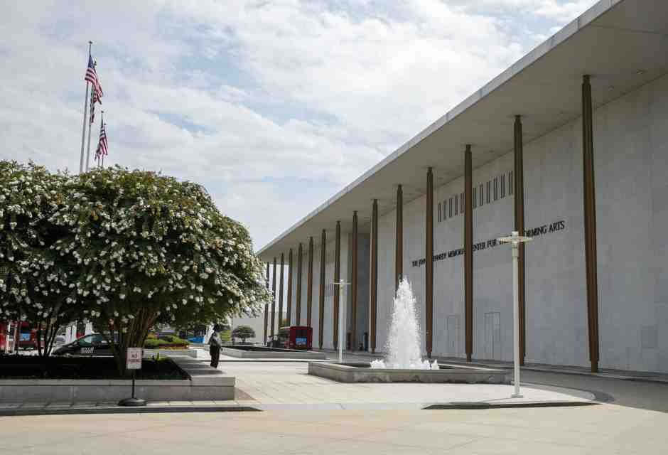 Trump si mette a capo del Kennedy Center, il più importante centro culturale della nazione