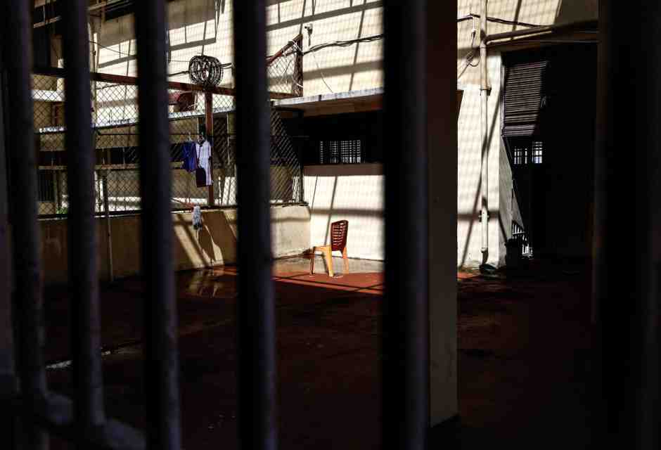 Il professore più importante d’Iran sta per essere trascinato dentro una cella di Evin