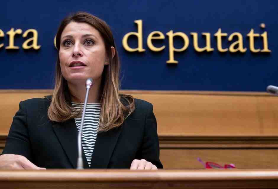 Dal frigo di Raggi all’auto di Piccolotti, fenomenologia del complotto a emissioni zero