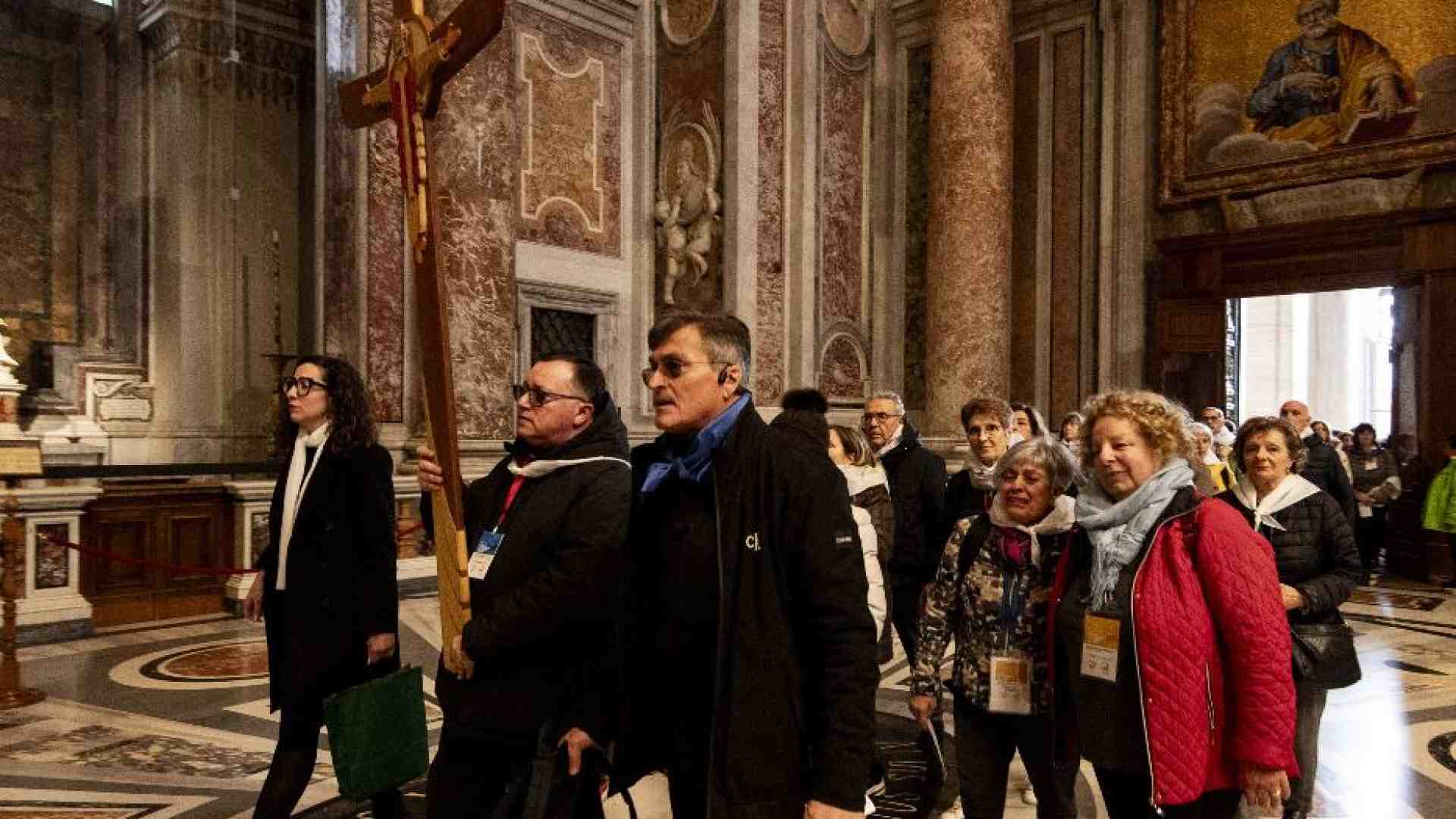 Delpini con la diocesi a Roma: «Sfidati dai tre peccati di oggi»