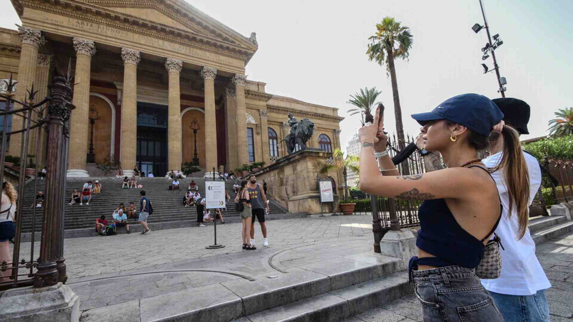 Floreale e petrosa, città del bagliore e delle tenebre. Omaggio a Palermo