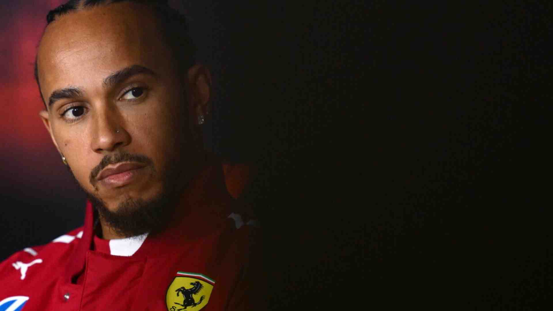 Lewis Hamilton innamorato rosso