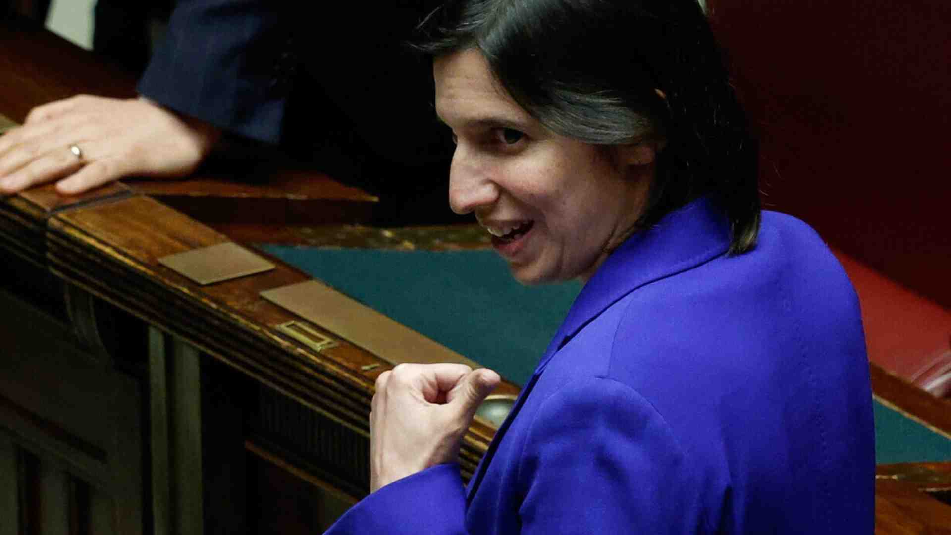 Schlein, indietro tutta, costretta a indietreggiare sul Congresso, incalzata da Gentiloni. Il gelo con il Quirinale