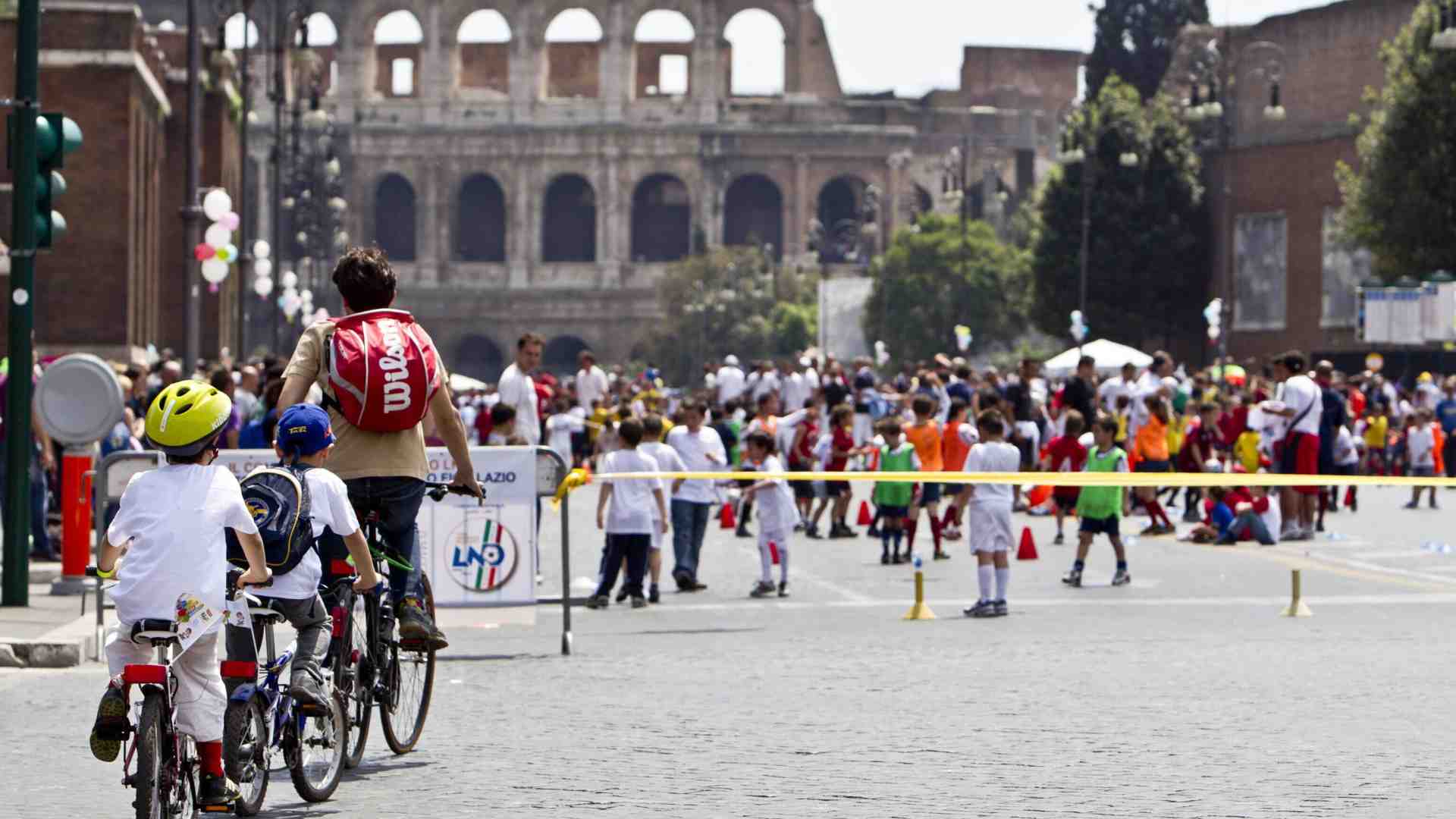 Il comune di Roma ha puntato e speso soldi sulle piste ciclabili, ma sono tutte già rovinate