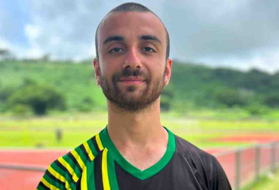 Fare il calciatore in paradiso. Il viaggio calcistico di Rosario Maria Russo è arrivato a Vaunatu