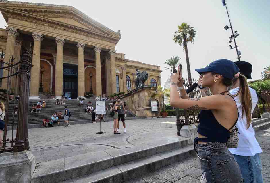 Floreale e petrosa, città del bagliore e delle tenebre. Omaggio a Palermo