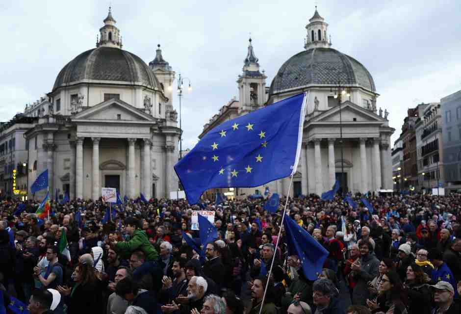 Un enorme interrogativo blu sulla "piazza per l'Europa"