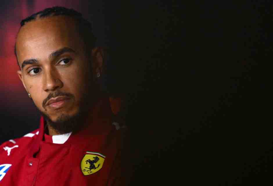 Lewis Hamilton innamorato rosso