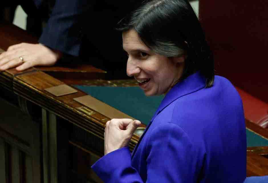 Schlein, indietro tutta, costretta a indietreggiare sul Congresso, incalzata da Gentiloni. Il gelo con il Quirinale