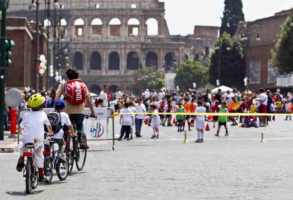 Il comune di Roma ha puntato e speso soldi sulle piste ciclabili, ma sono tutte già rovinate