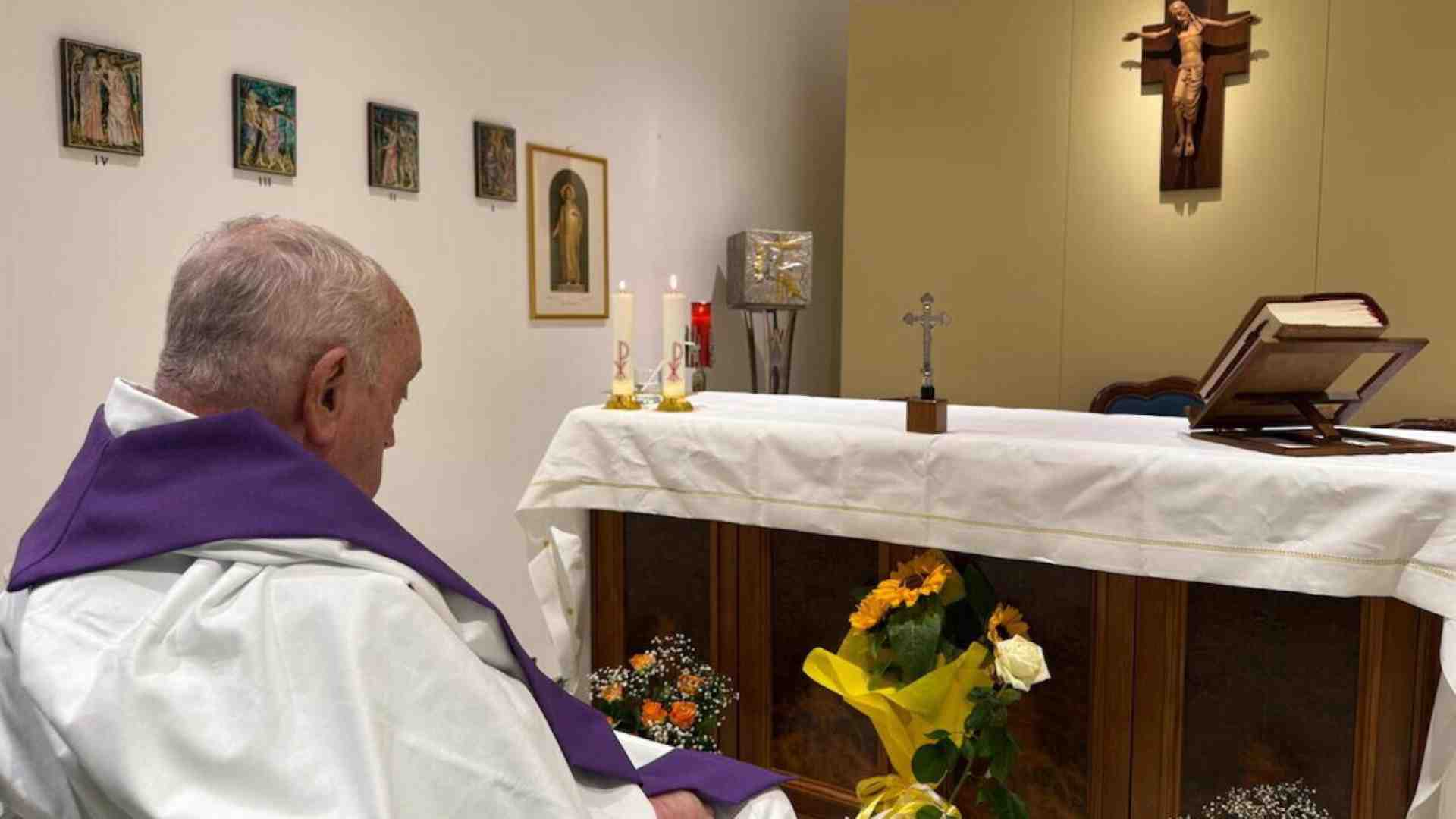 La prima foto del Papa dall'ospedale. Un (piccolo) segnale
