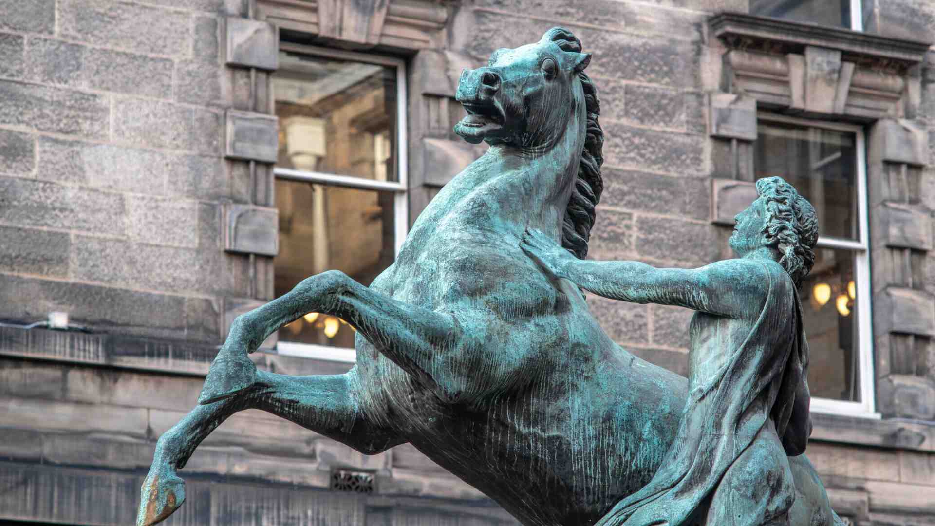 Non basta più essere bravi artisti. Serve professare l'ideologia giusta