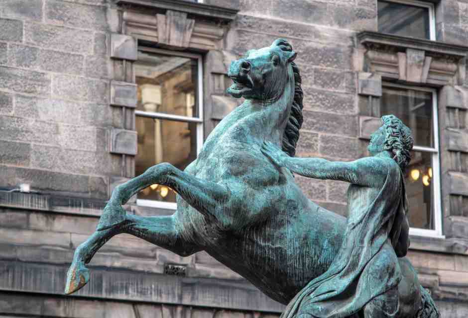 Non basta più essere bravi artisti. Serve professare l'ideologia giusta