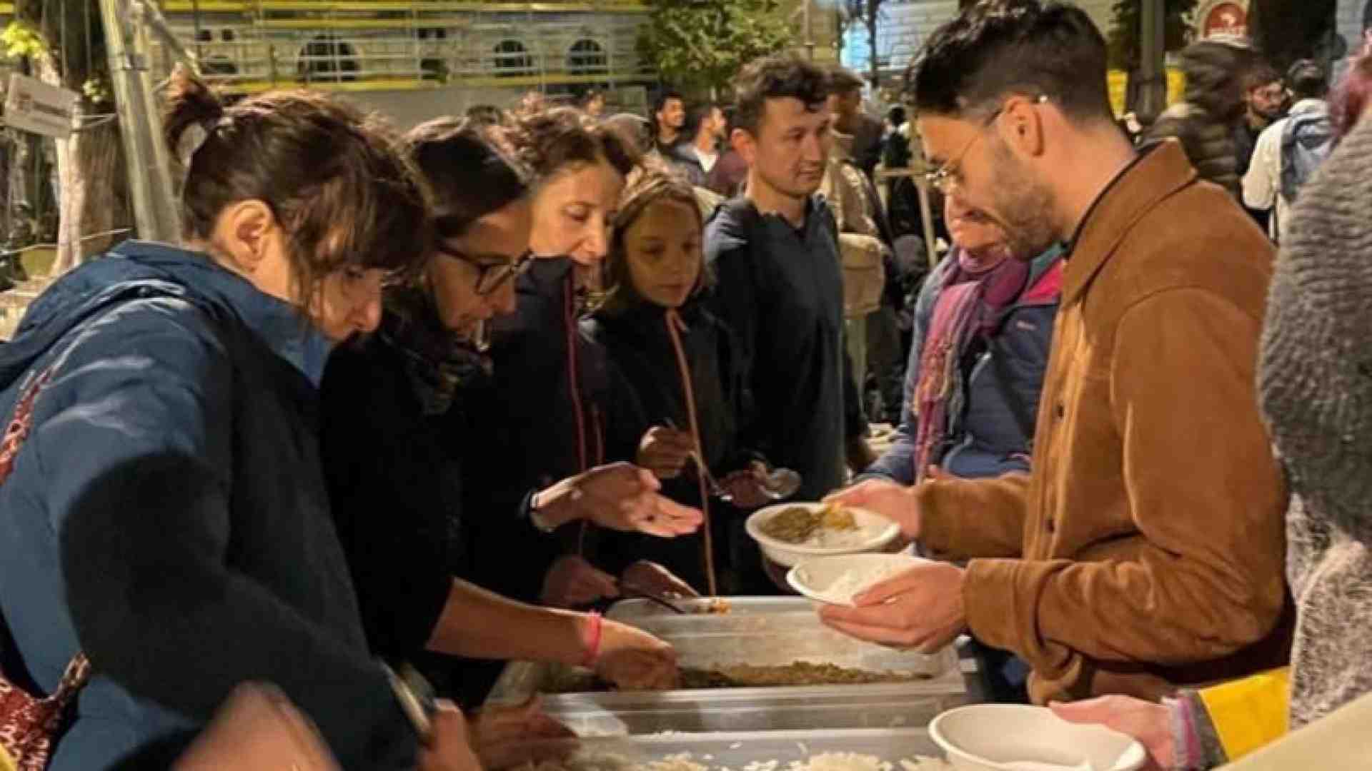 A Trieste cene e pacchi di viveri ai migranti