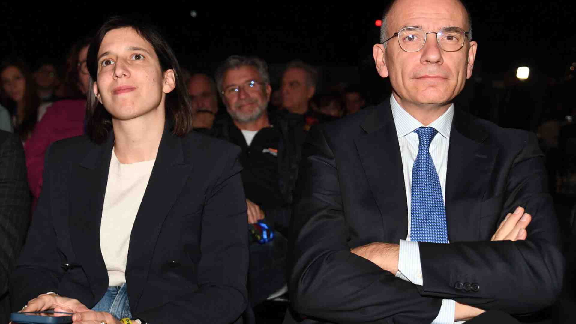 Letta contestato per il sì al riarmo. Ma Schlein è più vicina ai collettivi che al suo predecessore