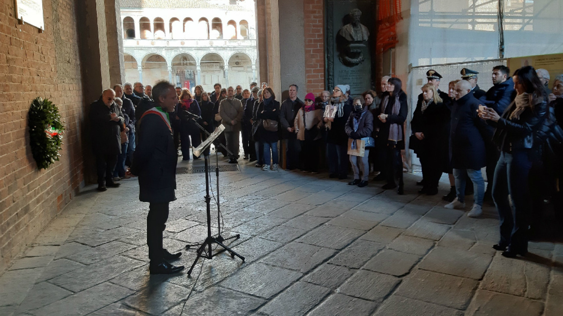 Cerimonia in Cortile Federico II davanti alla targa che ricorda le vittime della pandemia