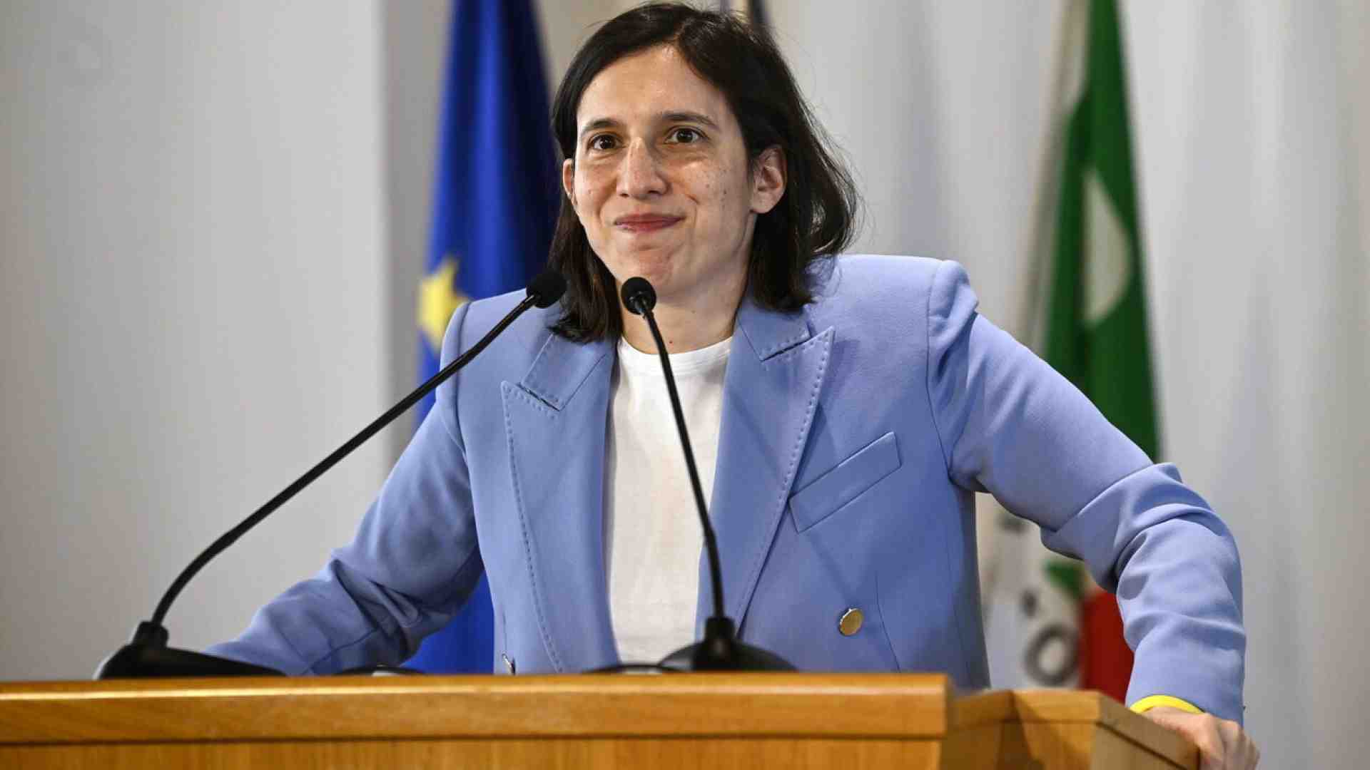 Schlein impone la sua linea alla risoluzione sul Rearm Eu. “Un piano fatto male”, dice Boccia