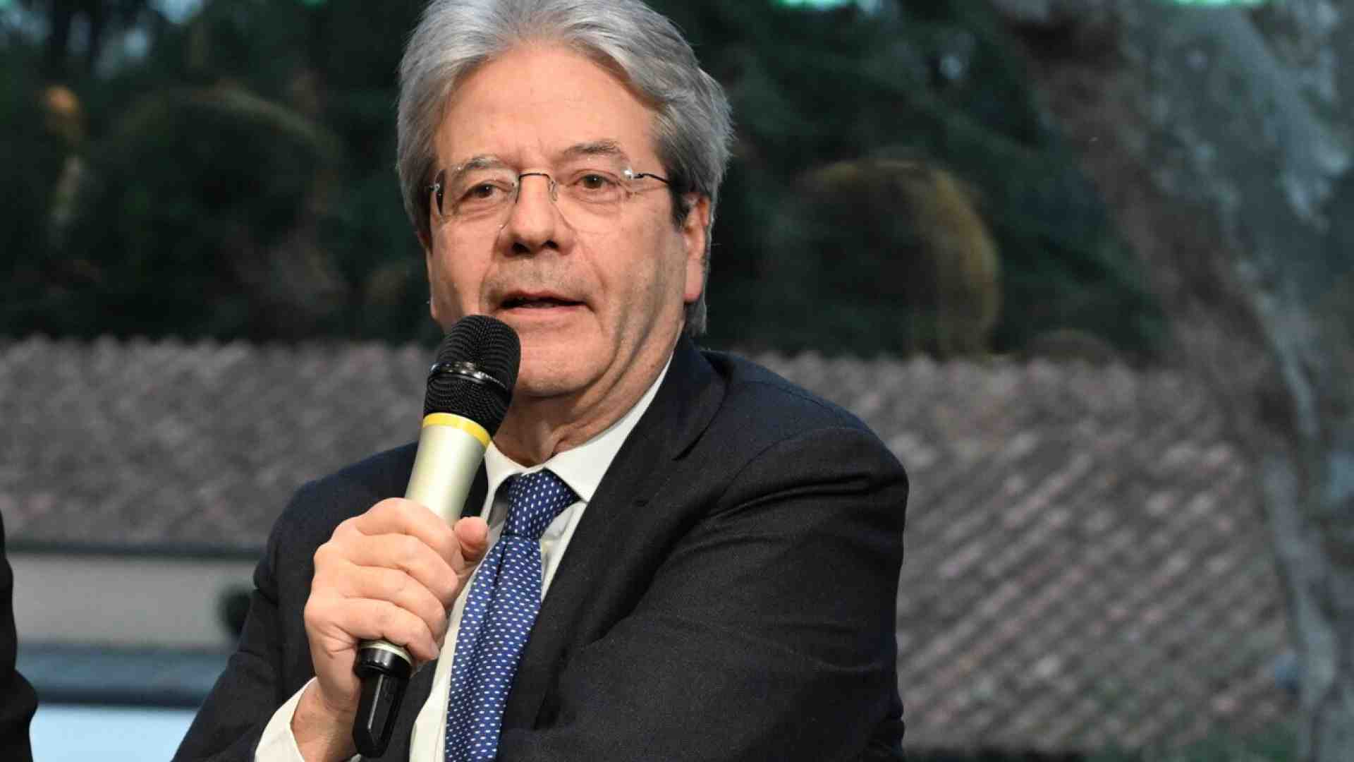 A Bari Gentiloni marca la distanza da Schlein: “Ora passi in avanti verso la Difesa europea”