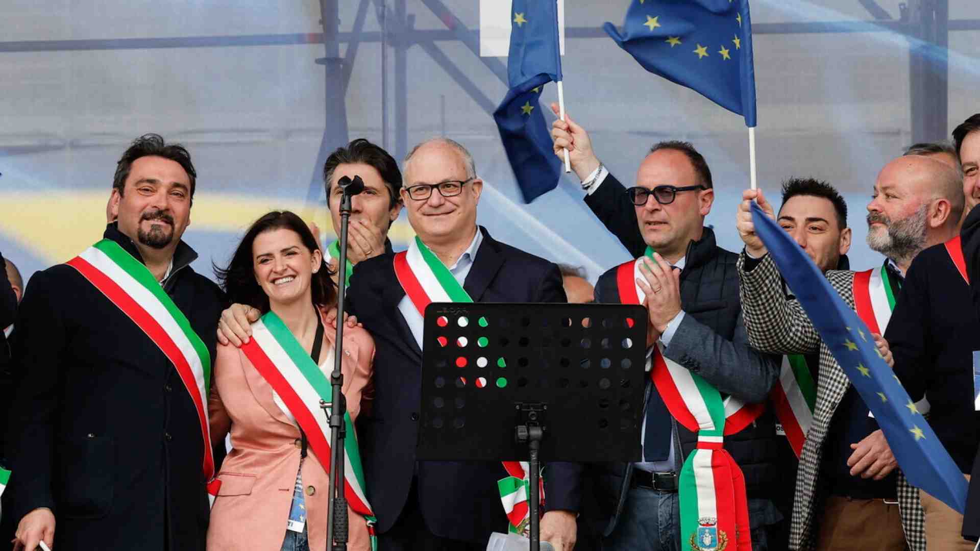 Bagarre in Campidoglio. FdI e FI contro Gualtieri per il finanziamento alla piazza di Rep. Anche Calenda critico
