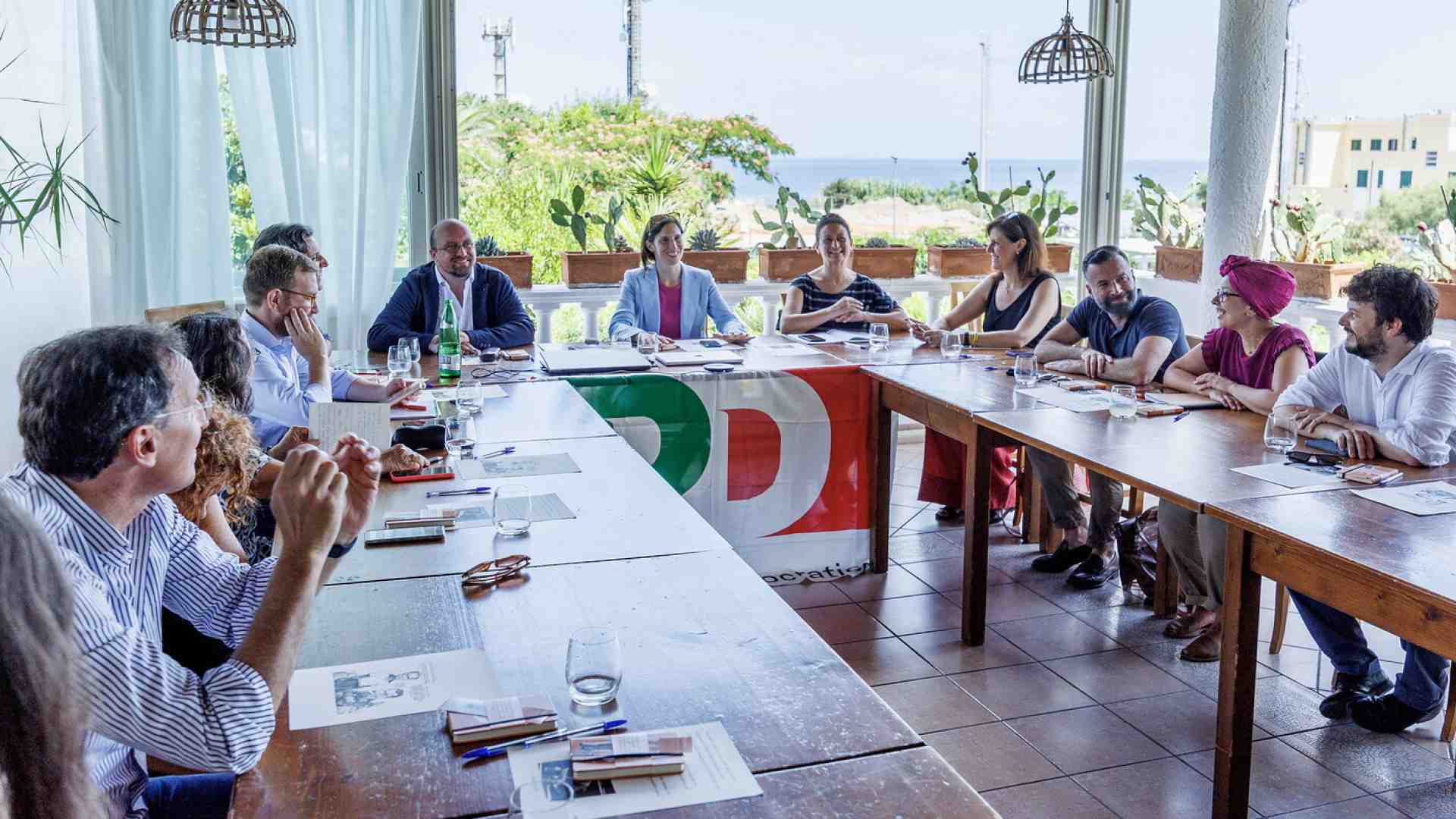 “Sabato tutti a Ventotene”. Il Pd lancia una mobilitazione e si prepara a sbarcare sull’isola