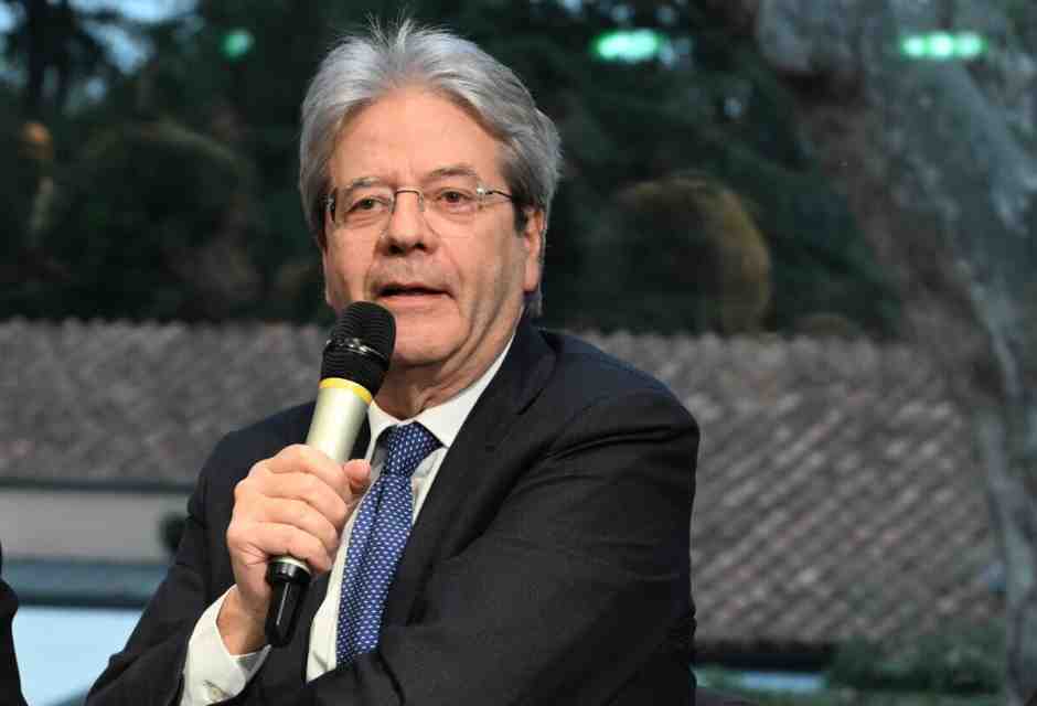 A Bari Gentiloni marca la distanza da Schlein: “Ora passi in avanti verso la Difesa europea”