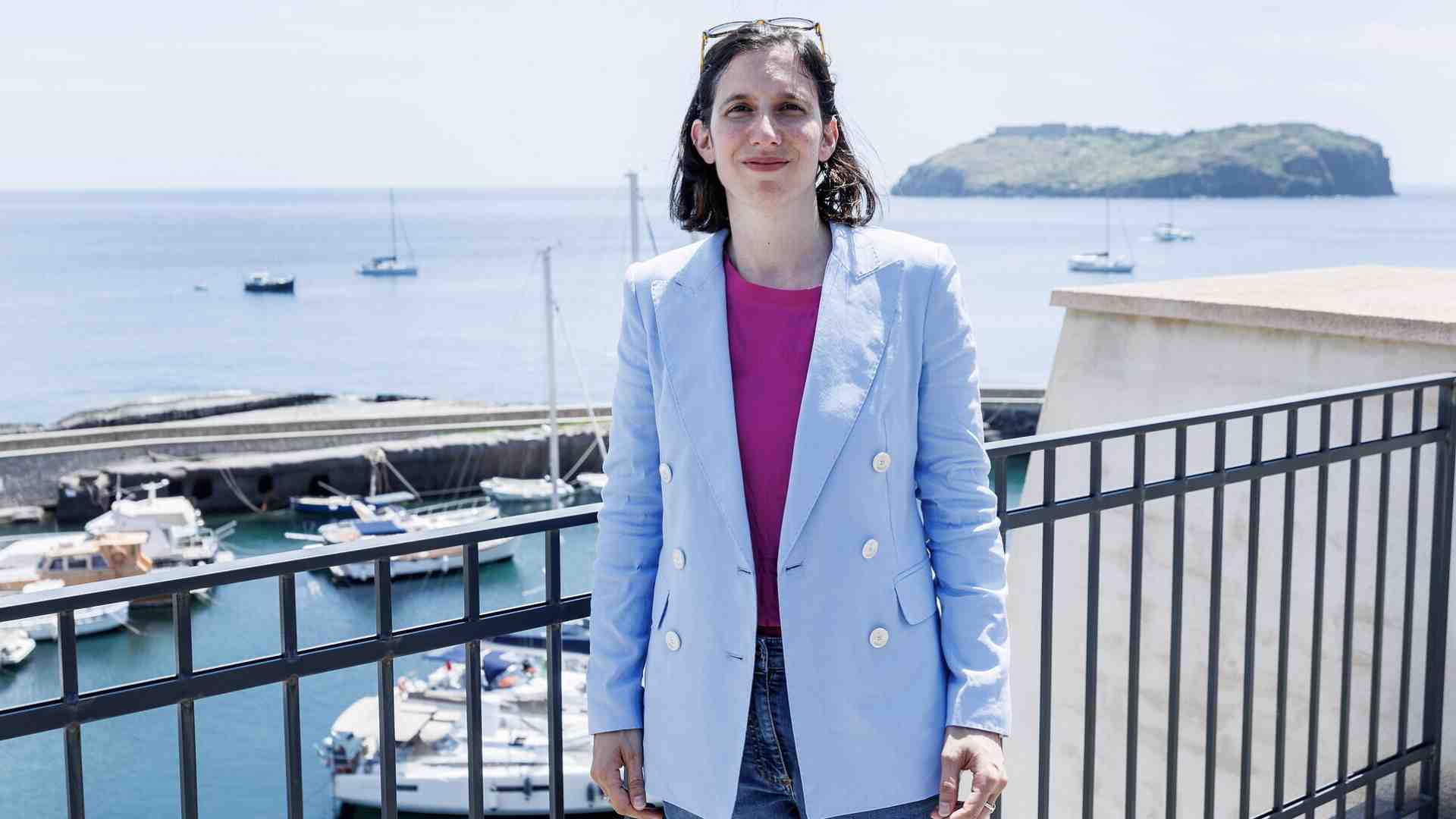 Elly Schlein in aliscafo. Tutti A Ventotene! Agende saltate, dilemma nel Pd: andare o no? Il regista Paolo Virzì: “Mica è Ibiza”