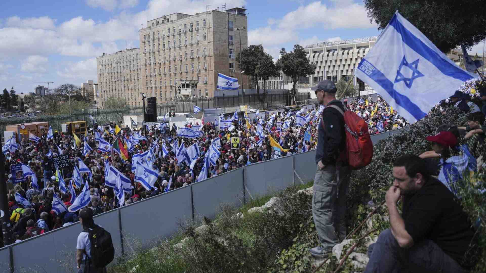 Netanyahu prenda in mano Israele