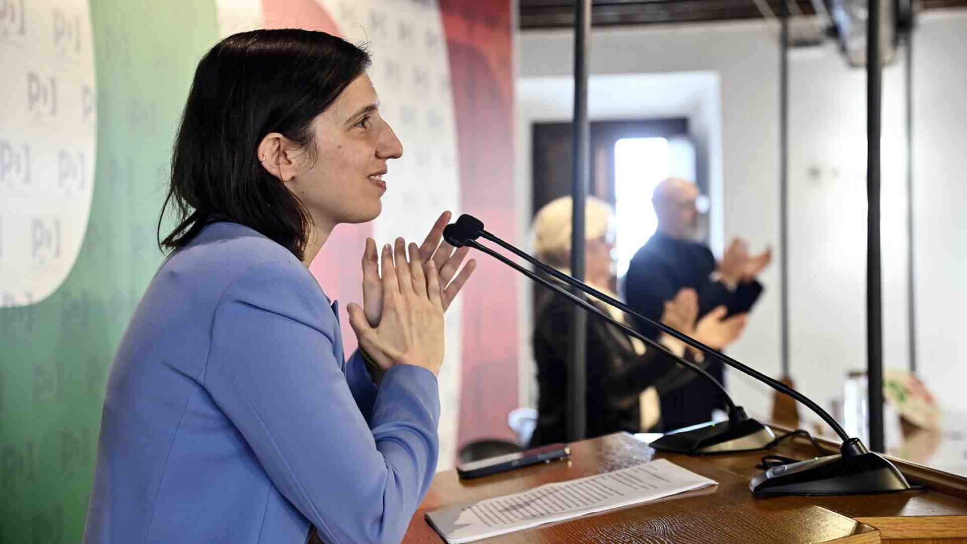 Il Pd che chiede coerenza a destra è un bue che dice cornuto a un asino