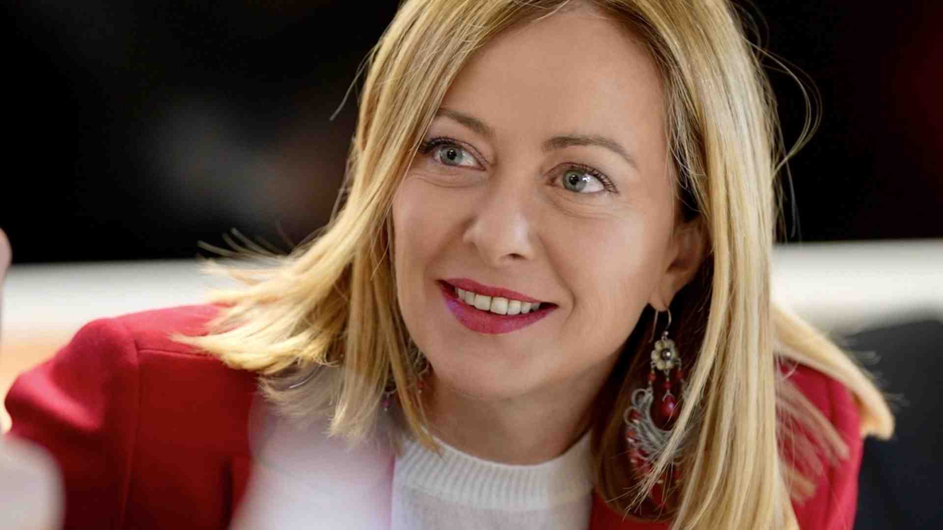 Meloni è in equilibrio tra Ue e Usa. Sposta la data del Cdm e prepara il vertice da Macron