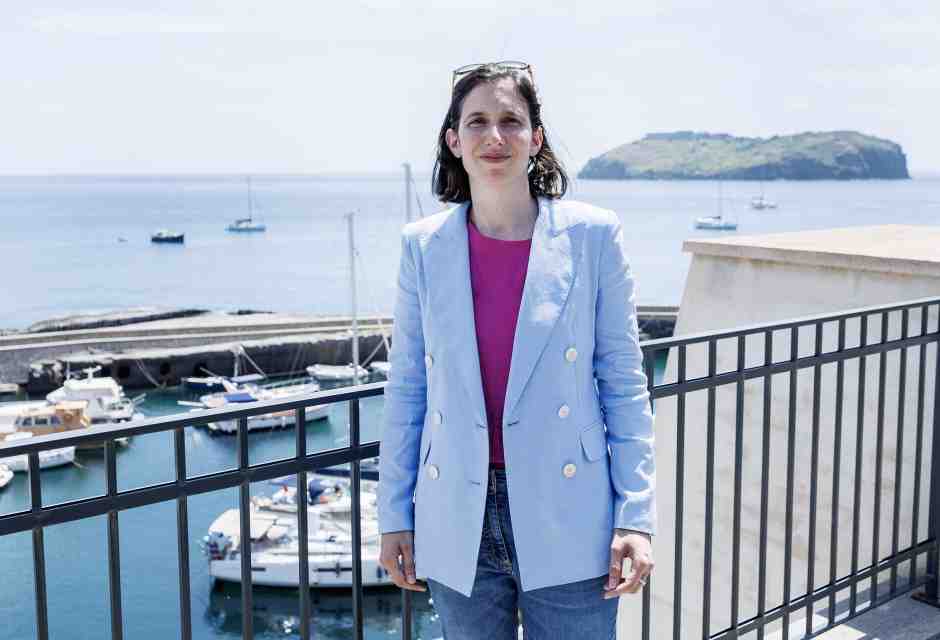 Elly Schlein in aliscafo. Tutti A Ventotene! Agende saltate, dilemma nel Pd: andare o no? Il regista Paolo Virzì: “Mica è Ibiza”