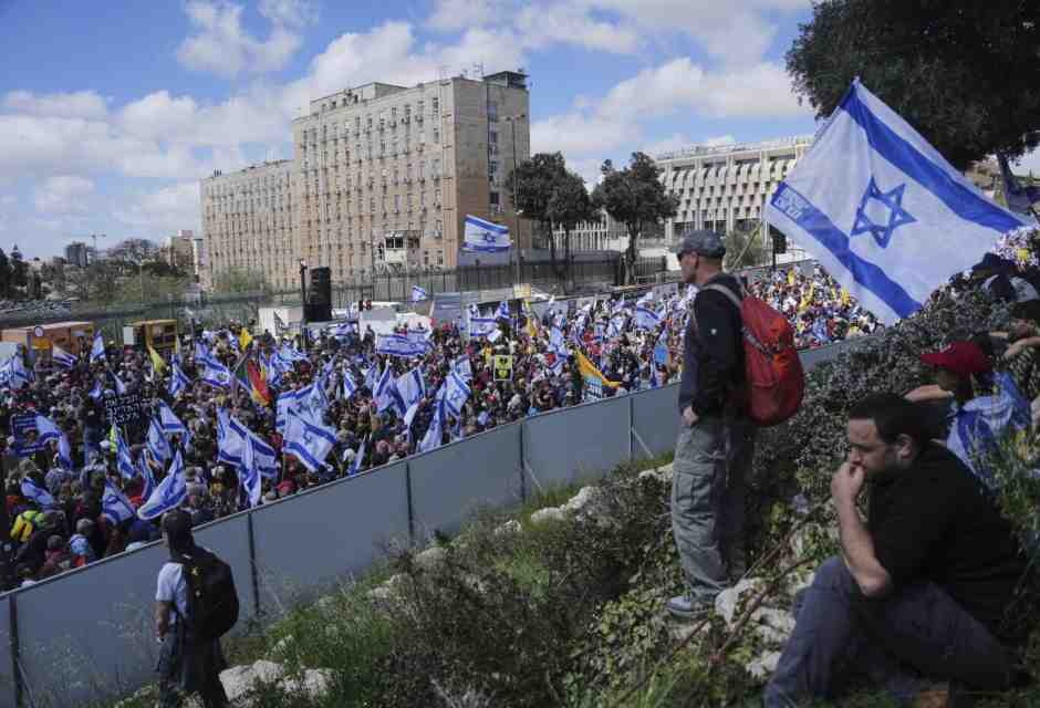 Netanyahu prenda in mano Israele