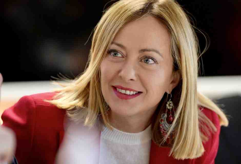 Meloni è in equilibrio tra Ue e Usa. Sposta la data del Cdm e prepara il vertice da Macron