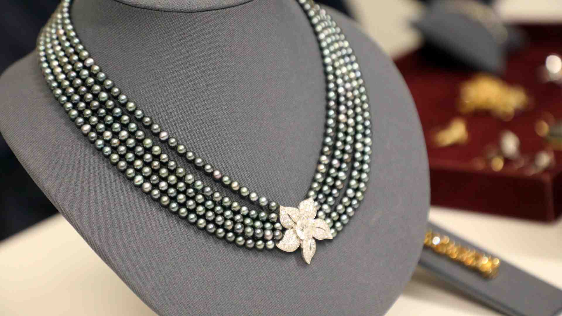 Business o necessità? La discreta, elegante coda per vendere i gioielli