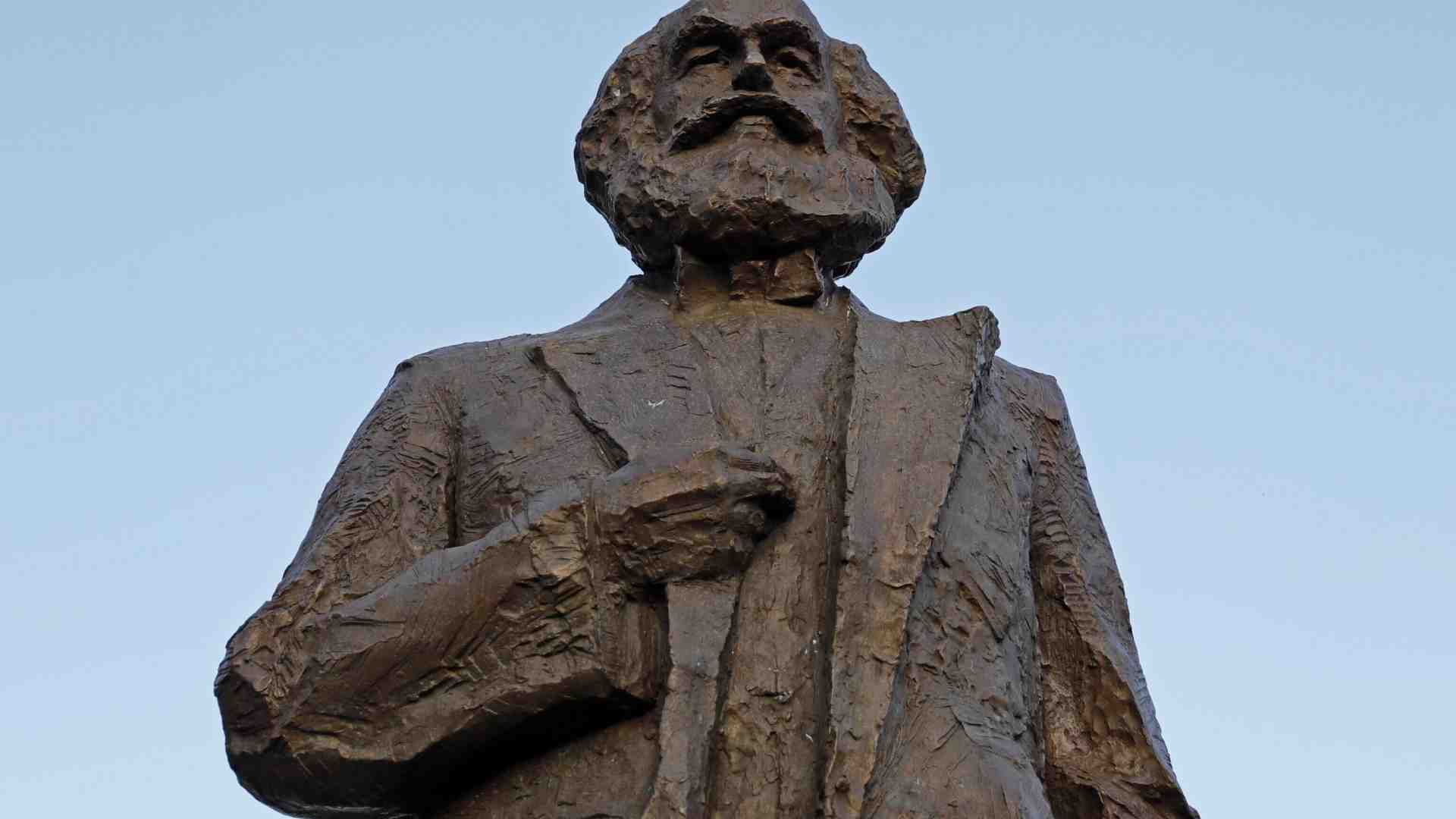 La truffa ideologica del marxismo indotto a nostra insaputa nei libri scolastici