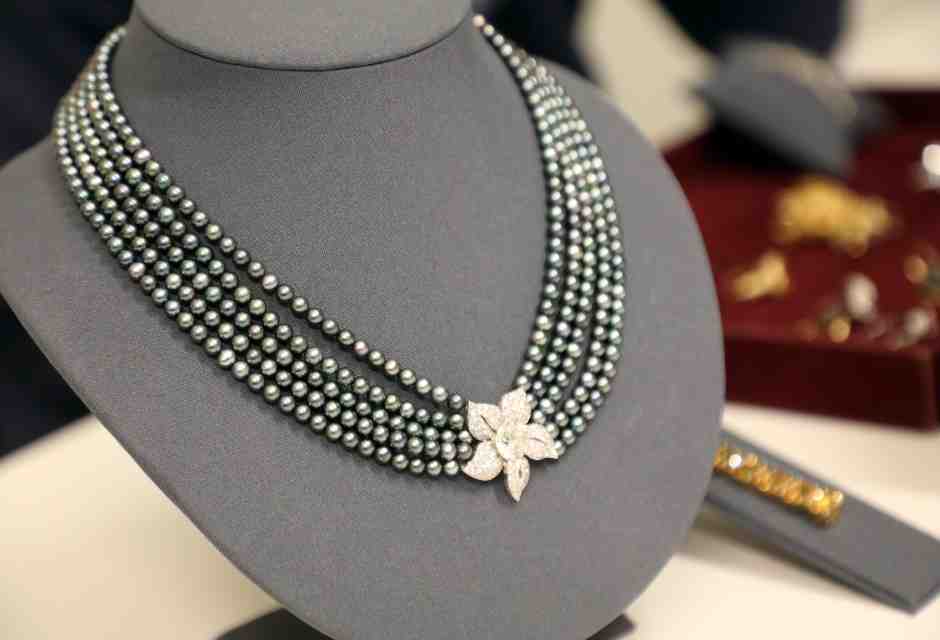 Business o necessità? La discreta, elegante coda per vendere i gioielli