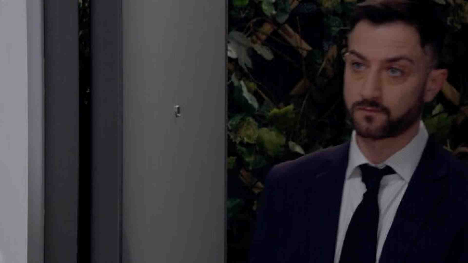 Un posto al sole: il malore dell'anziano Gagliotti e il passo indietro di Mariella