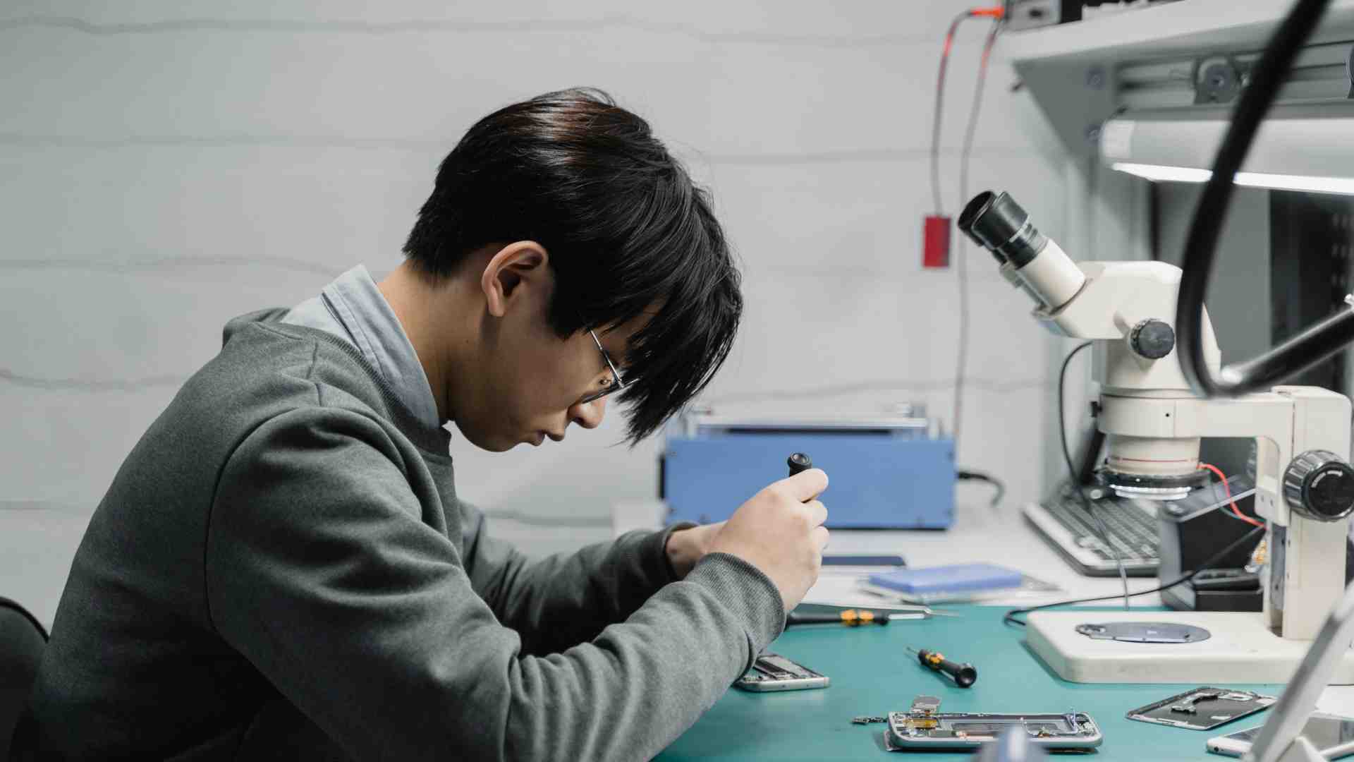 «Lavorate 64 ore alla settimana»: il pressing delle aziende asiatiche