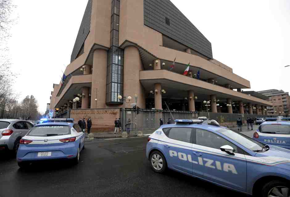 Indagini flop, agenti fuori controllo, fughe di notizie. Inchiesta sulle stranezze della procura di Torino