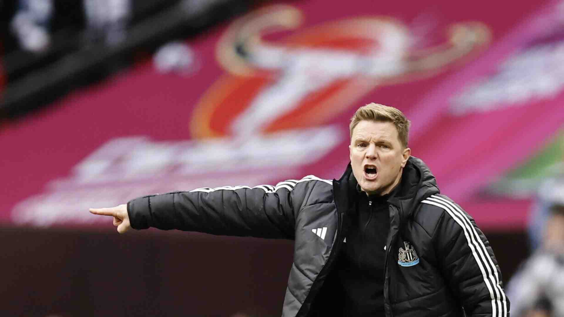 Fermi tutti, c’è un allenatore inglese che alza un trofeo