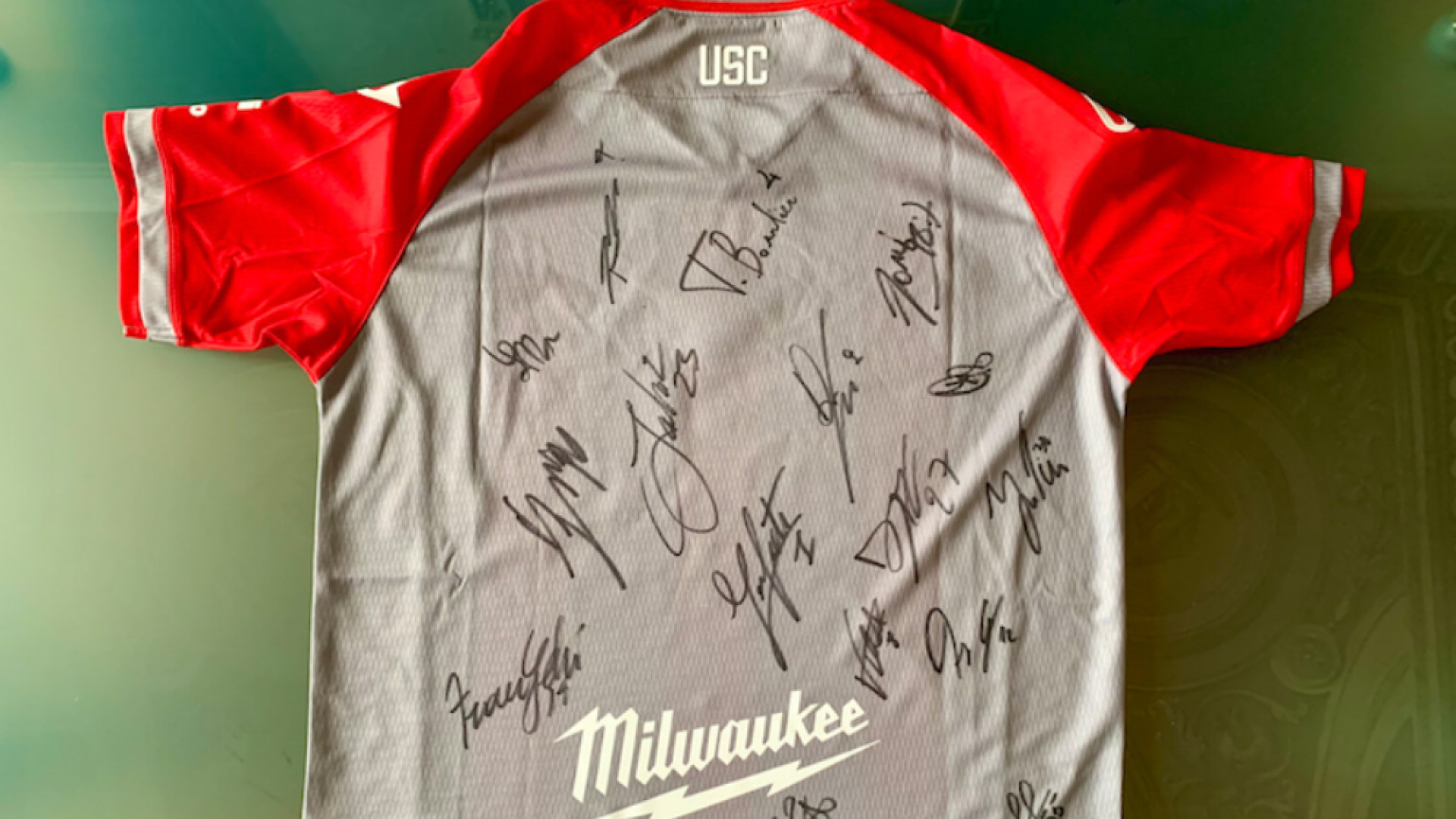 Una maglia della Cremonese per ricordare Vittorio Staccione a Mauthausen-Gusen