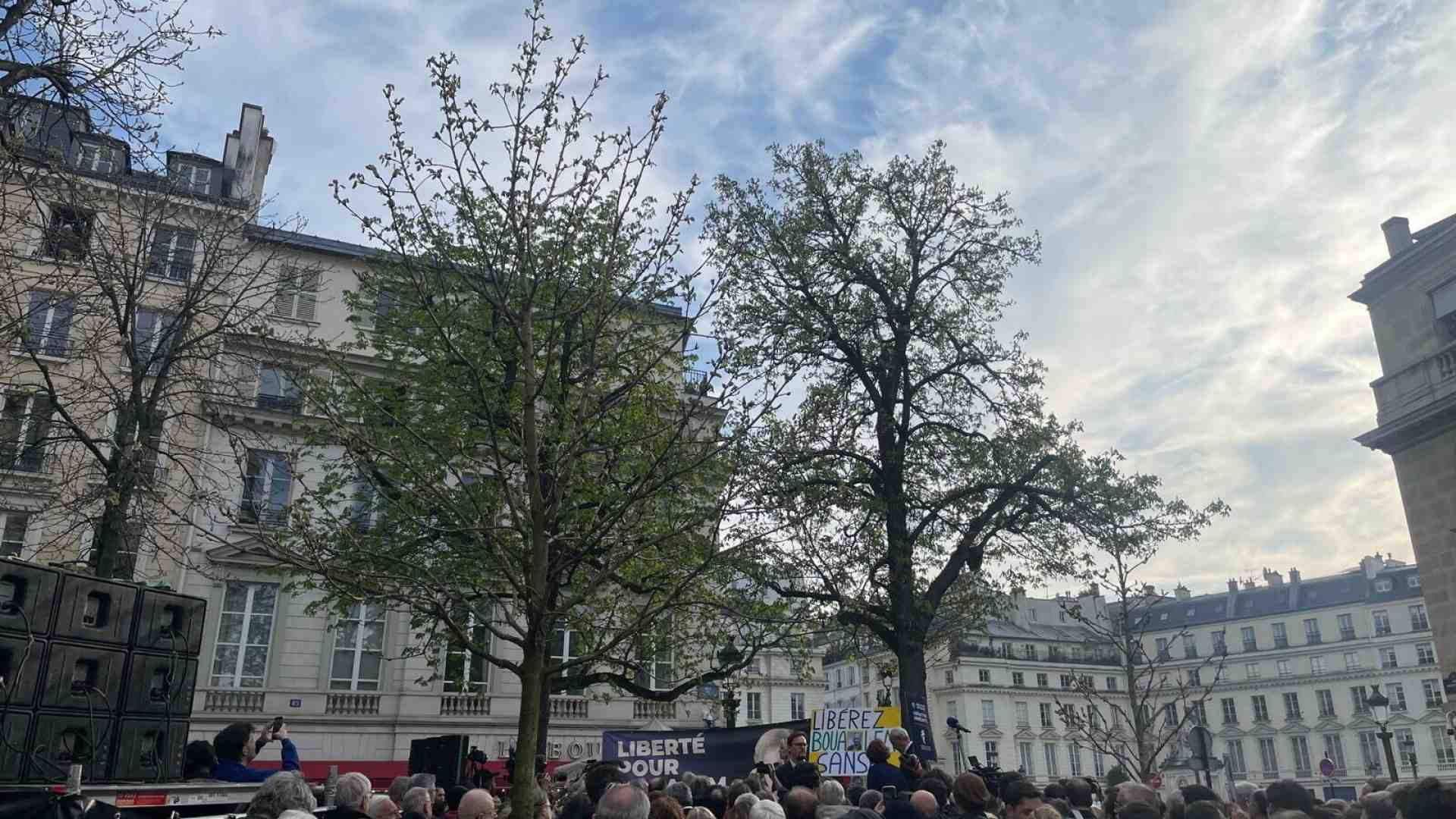 Le parole, la solidarietà e una piccola speranza nella piazza per Sansal, a Parigi