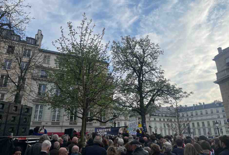Le parole, la solidarietà e una piccola speranza nella piazza per Sansal, a Parigi