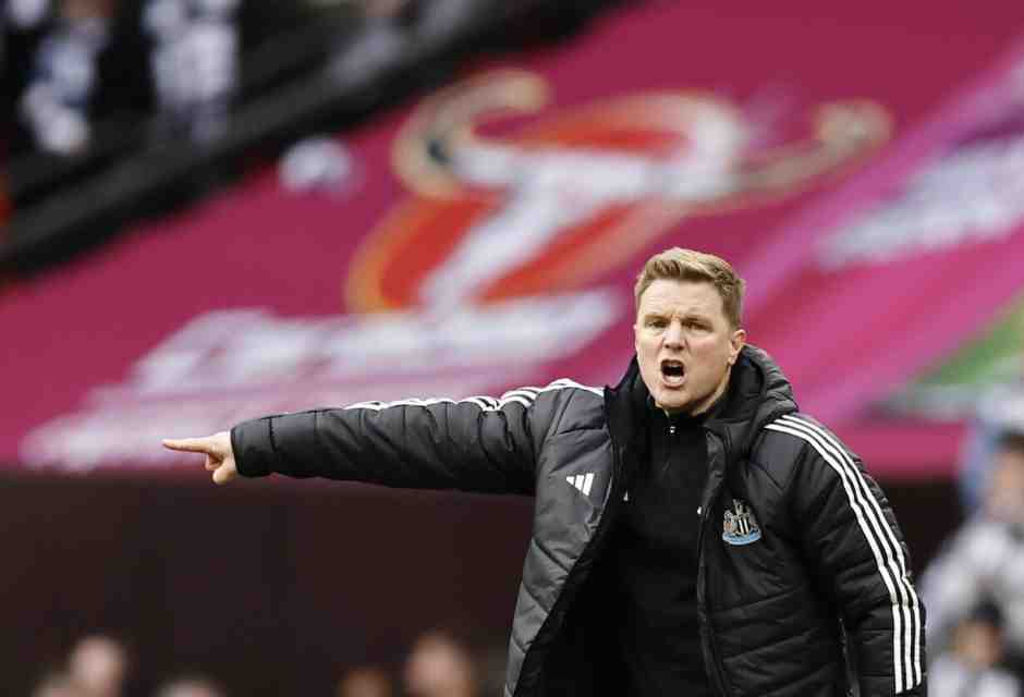 Fermi tutti, c’è un allenatore inglese che alza un trofeo